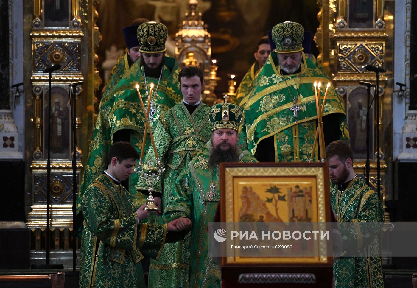 Божественная литургия в канун Вербного воскресенья в храме Христа Спасителя