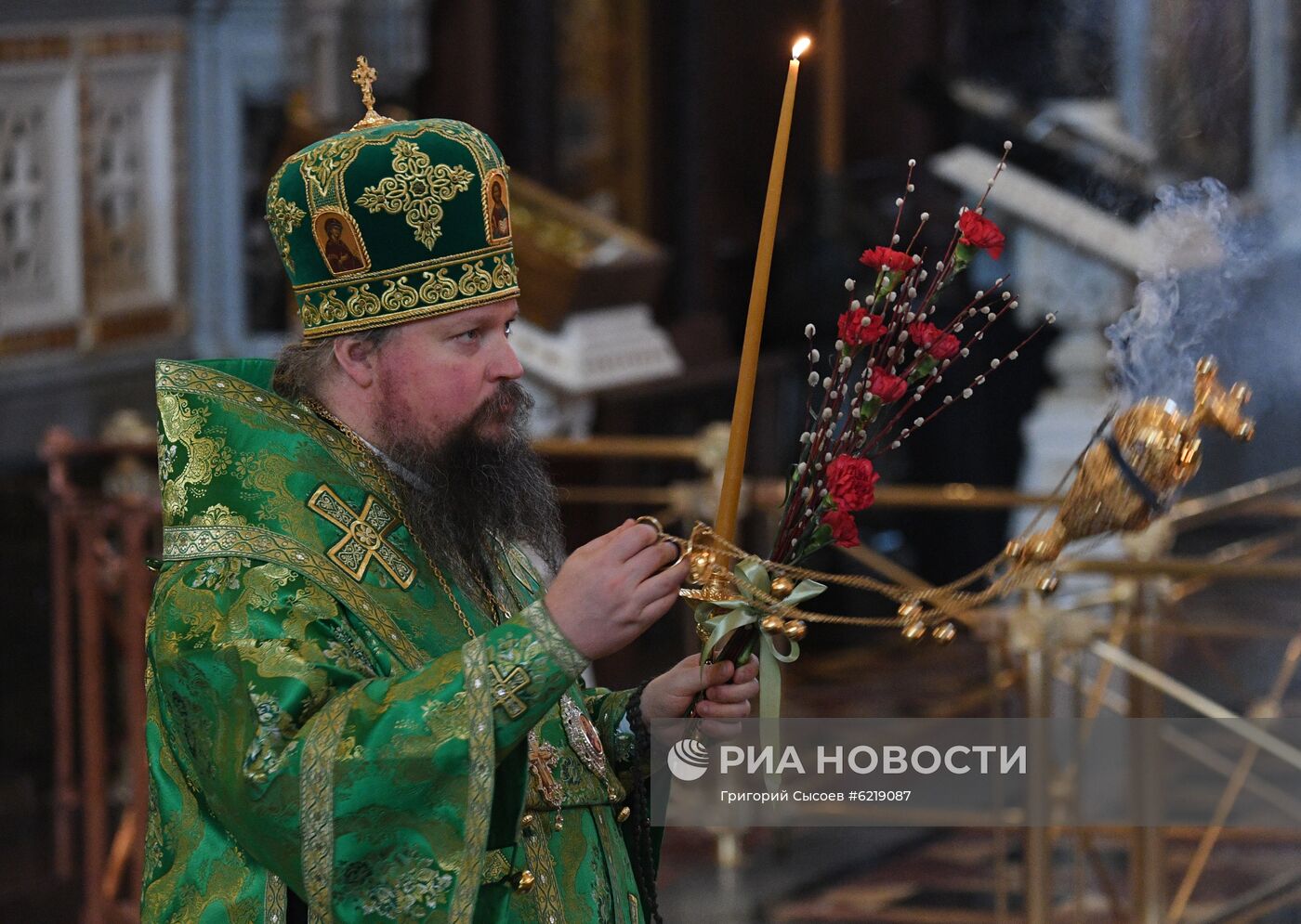 Божественная литургия в канун Вербного воскресенья в храме Христа Спасителя