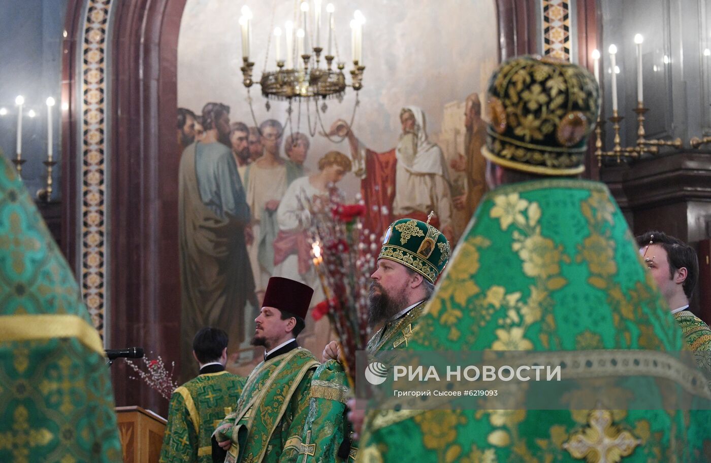 Божественная литургия в канун Вербного воскресенья в храме Христа Спасителя