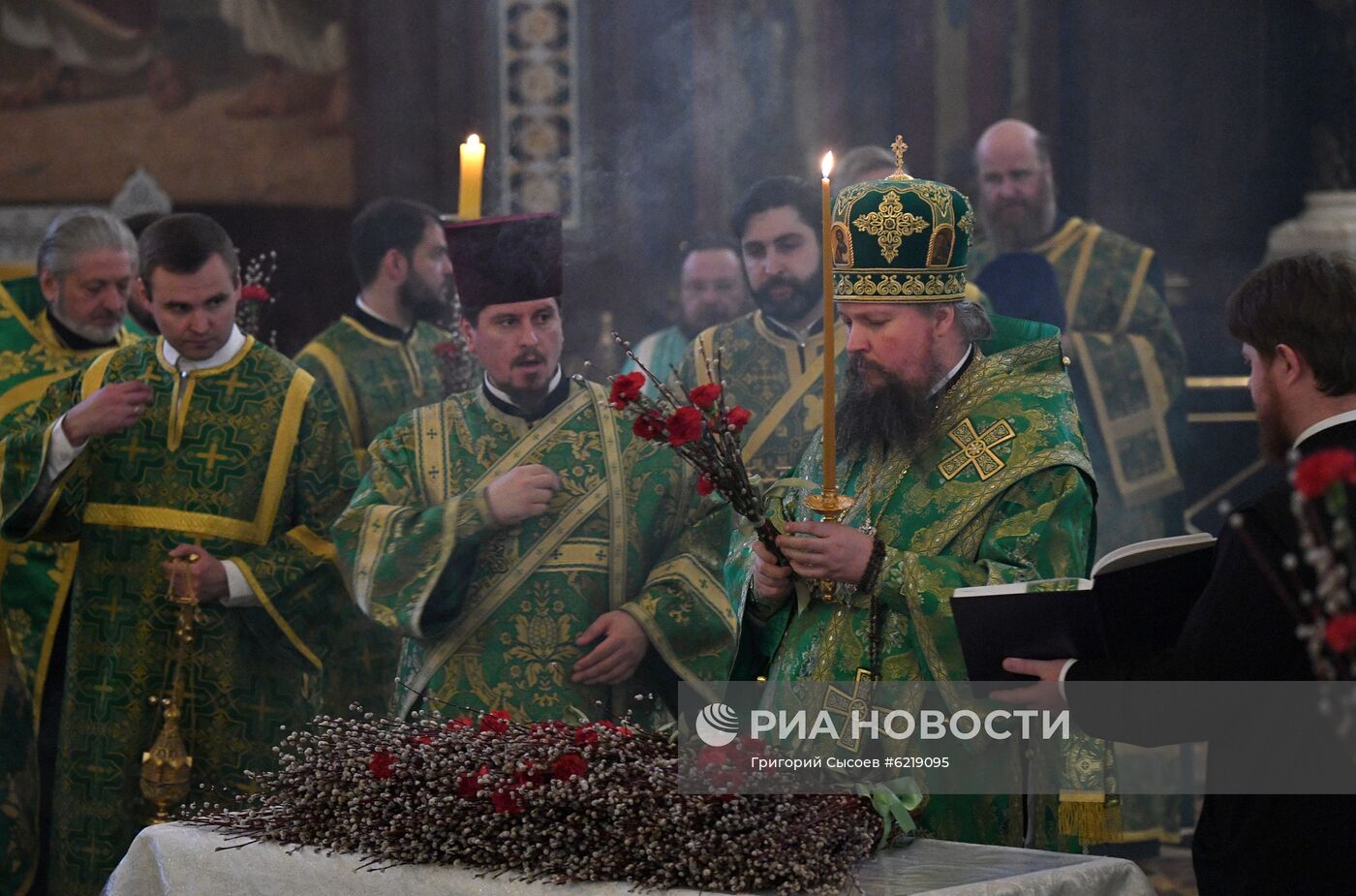 Божественная литургия в канун Вербного воскресенья в храме Христа Спасителя