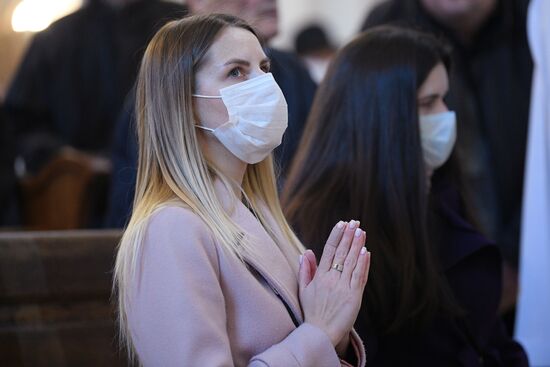 Празднование католической Пасхи в условиях пандемии коронавируса