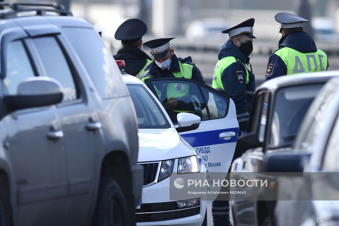 На въезде в Москву сотрудники ГИБДД начали проверять автомобили с регистрационными номерами другого региона