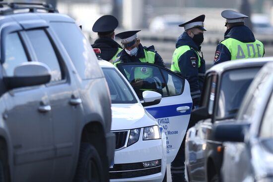 На въезде в Москву сотрудники ГИБДД начали проверять автомобили с регистрационными номерами другого региона