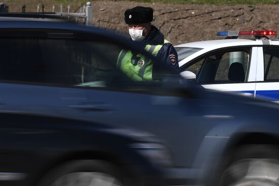 На въезде в Москву сотрудники ГИБДД начали проверять автомобили с регистрационными номерами другого региона