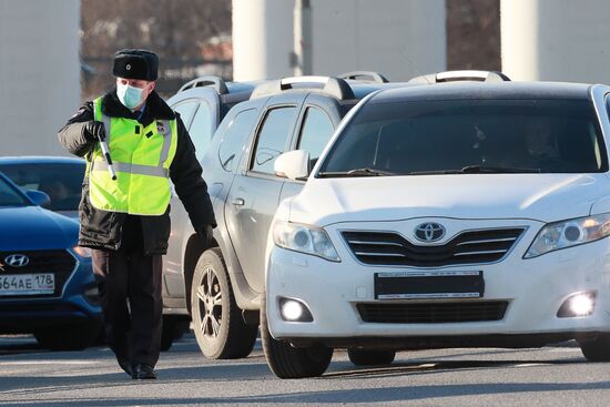 На въезде в Москву сотрудники ГИБДД начали проверять автомобили с регистрационными номерами другого региона
