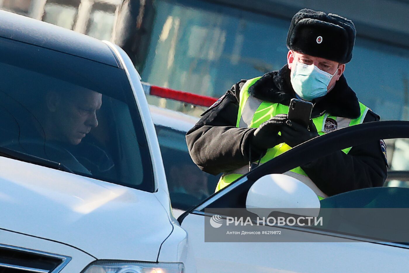 На въезде в Москву сотрудники ГИБДД начали проверять автомобили с регистрационными номерами другого региона