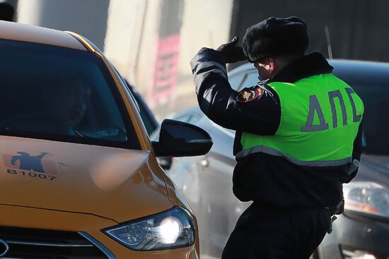 На въезде в Москву сотрудники ГИБДД начали проверять автомобили с регистрационными номерами другого региона