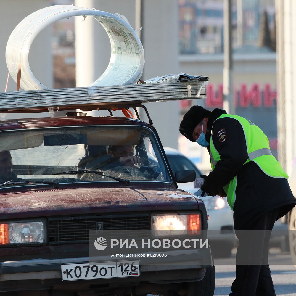 На въезде в Москву сотрудники ГИБДД начали проверять автомобили с регистрационными номерами другого региона