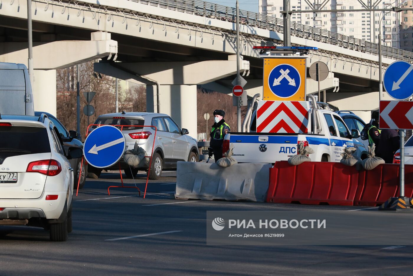 На въезде в Москву сотрудники ГИБДД начали проверять автомобили с  регистрационными номерами другого региона | РИА Новости Медиабанк