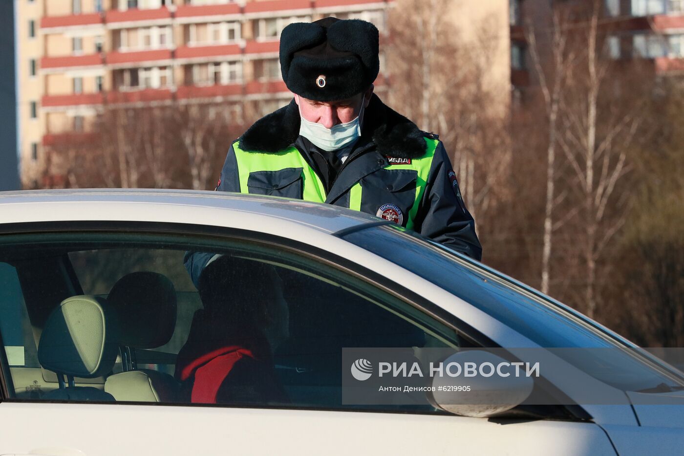 На въезде в Москву сотрудники ГИБДД начали проверять автомобили с регистрационными номерами другого региона
