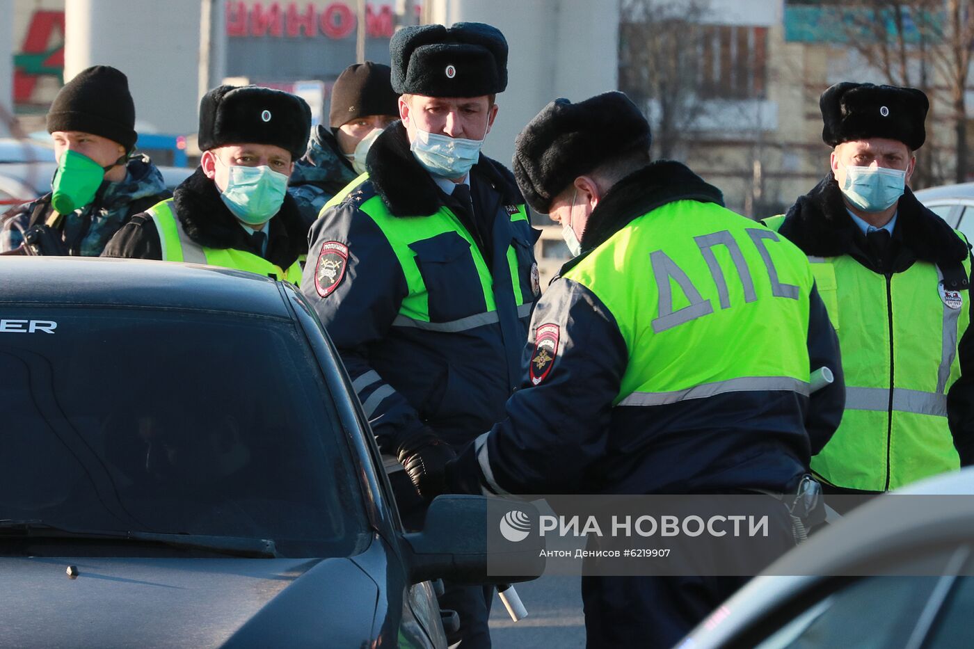 На въезде в Москву сотрудники ГИБДД начали проверять автомобили с регистрационными номерами другого региона