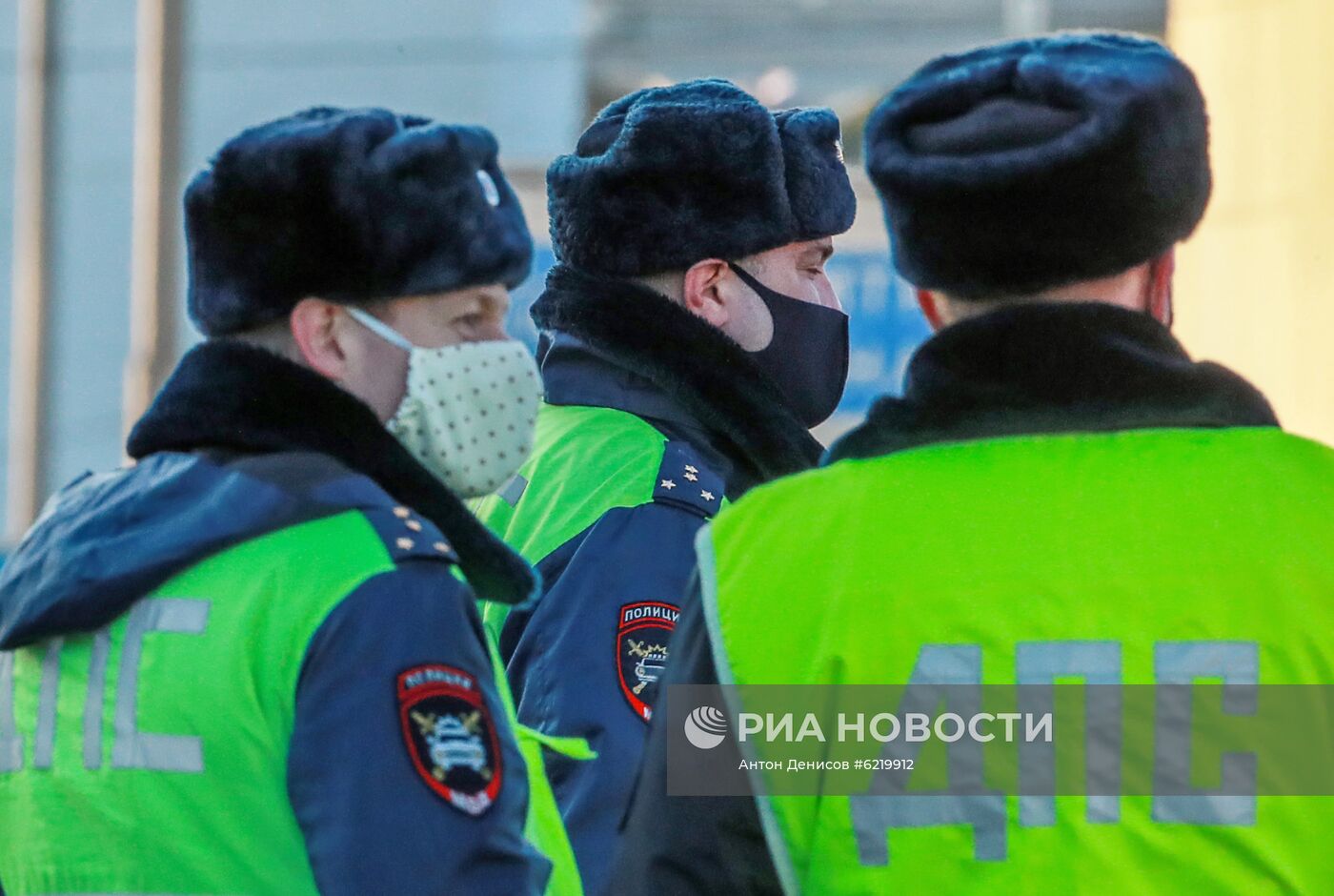 На въезде в Москву сотрудники ГИБДД начали проверять автомобили с регистрационными номерами другого региона