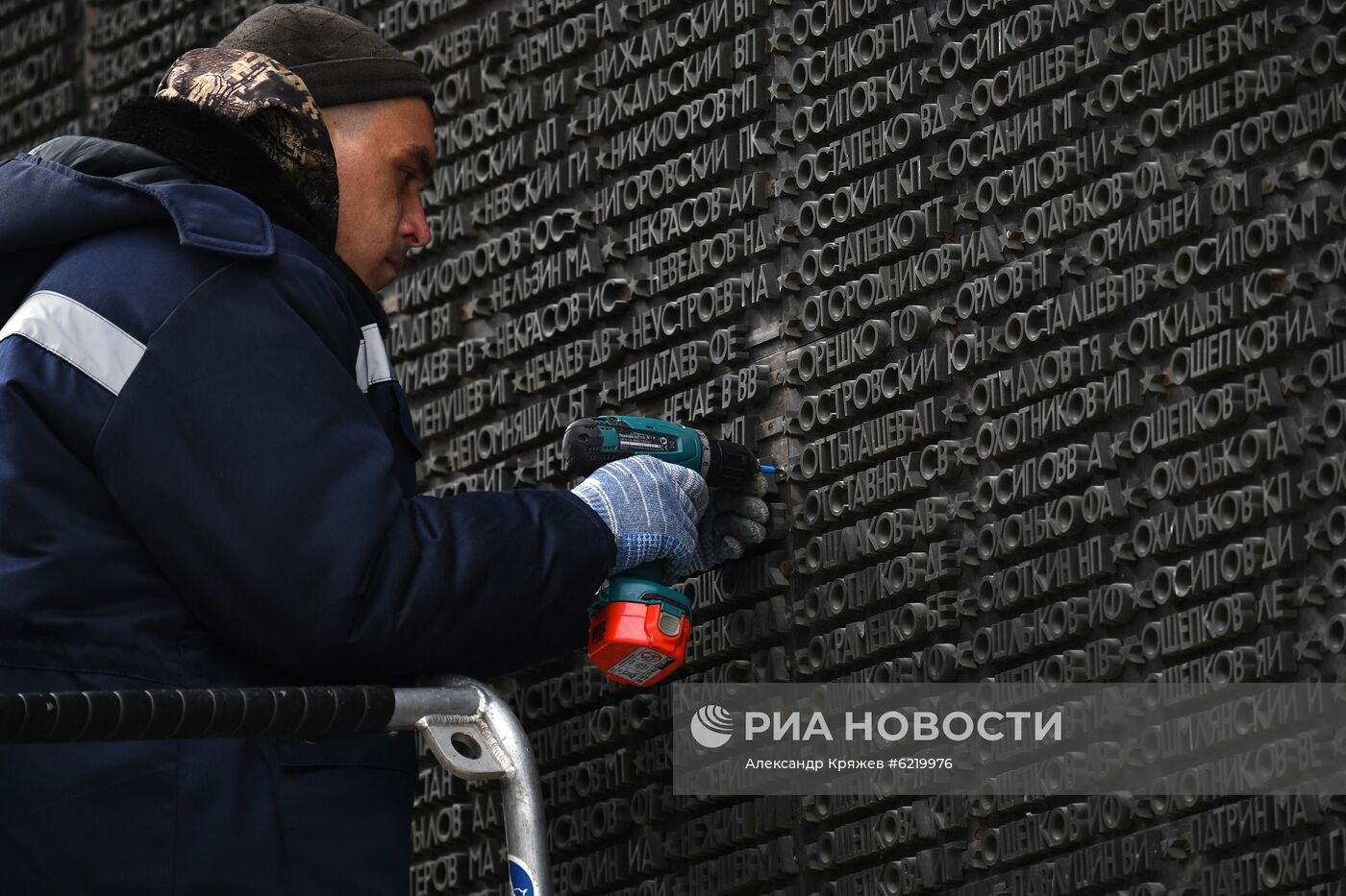 Реставрационные работы на Монументе Славы в Новосибирске