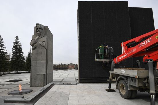Реставрационные работы на Монументе Славы в Новосибирске