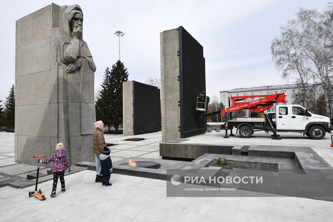 Реставрационные работы на Монументе Славы в Новосибирске
