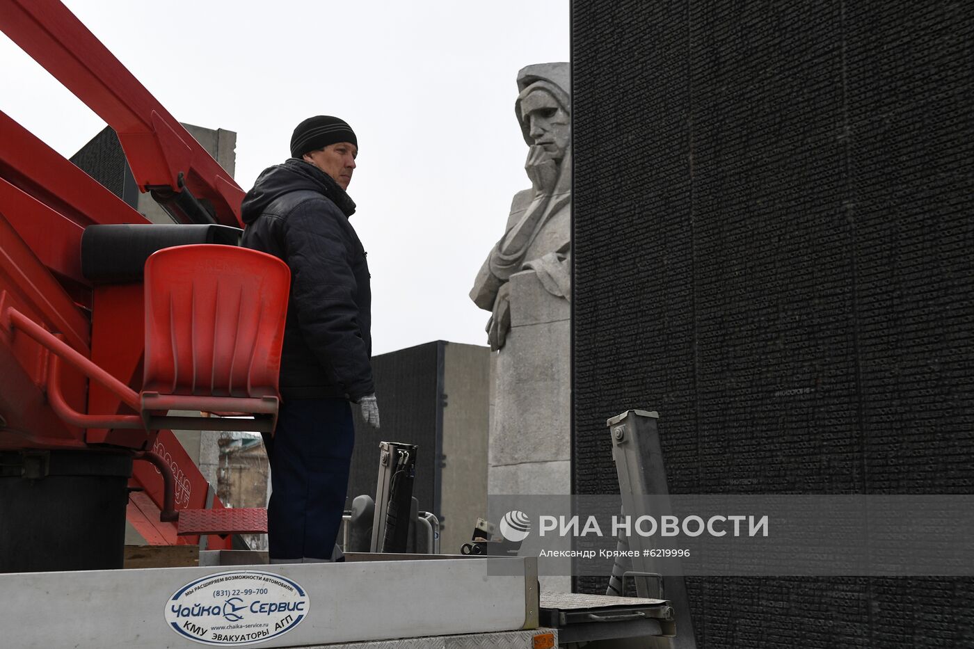 Реставрационные работы на Монументе Славы в Новосибирске