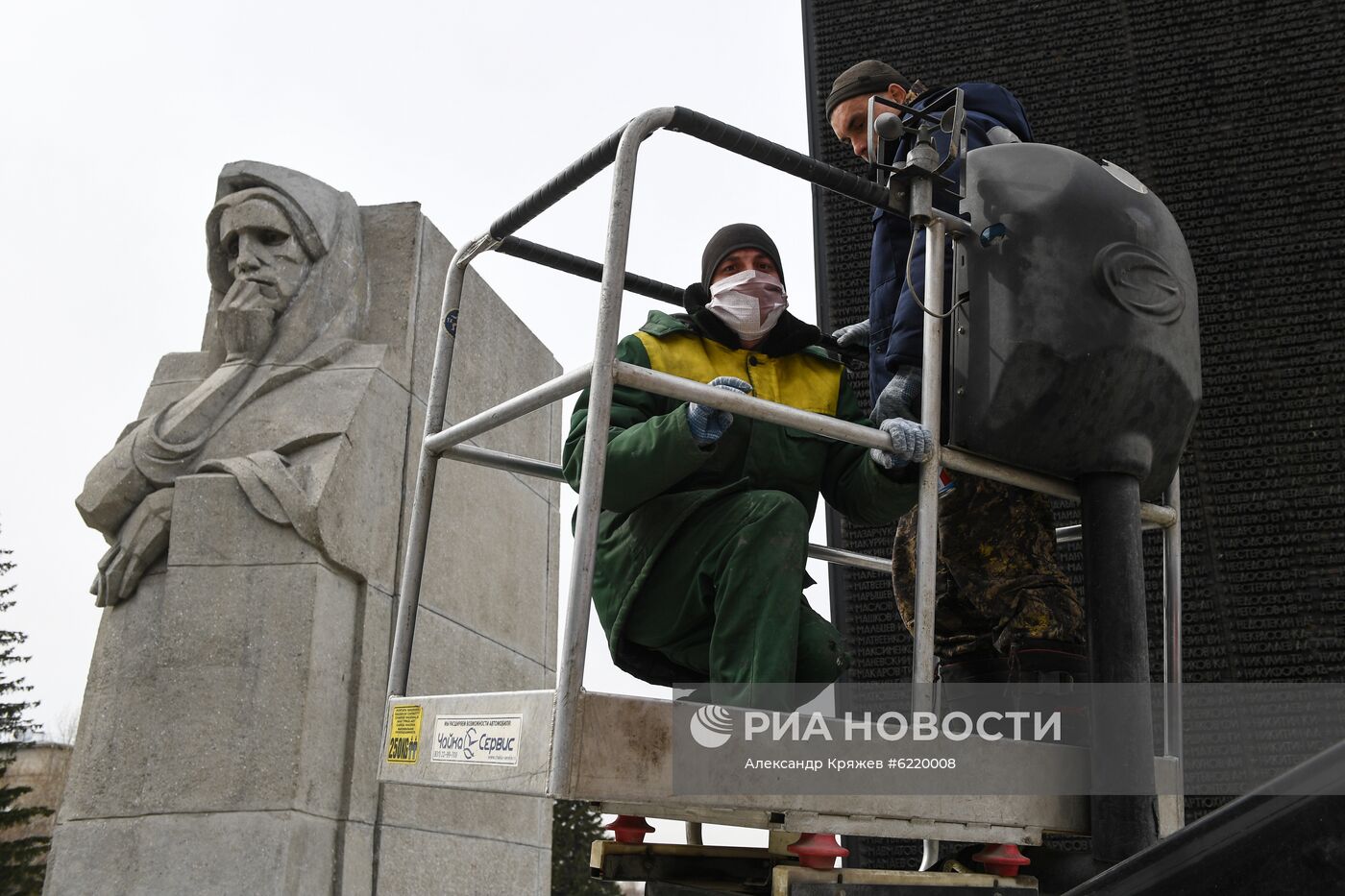 Реставрационные работы на Монументе Славы в Новосибирске