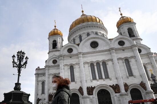 С 13 апреля в московских храмах богослужения будут проходить без прихожан