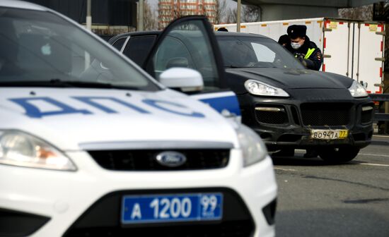 Проверка сотрудниками ГИБДД автомобилей на въездах в Москву