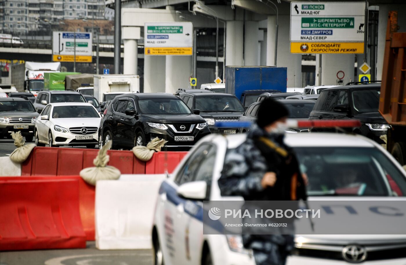 Проверка сотрудниками ГИБДД автомобилей на въездах в Москву