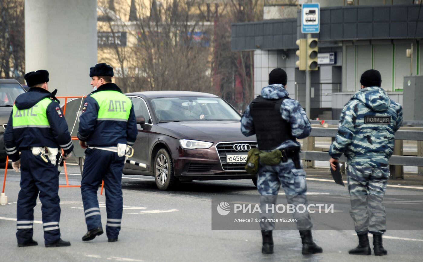 Проверка сотрудниками ГИБДД автомобилей на въездах в Москву
