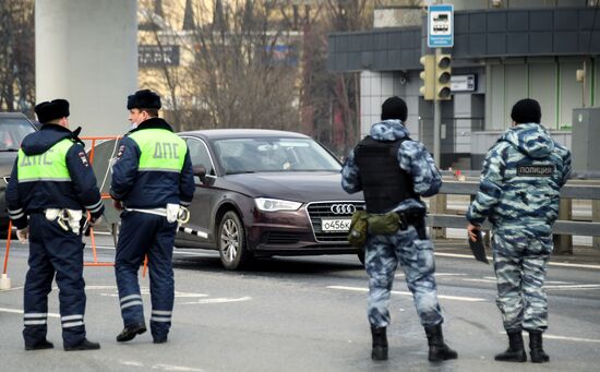 Проверка сотрудниками ГИБДД автомобилей на въездах в Москву