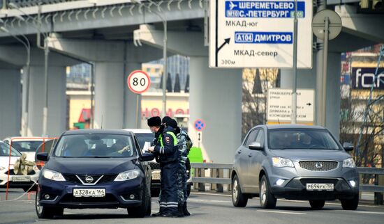Проверка сотрудниками ГИБДД автомобилей на въездах в Москву