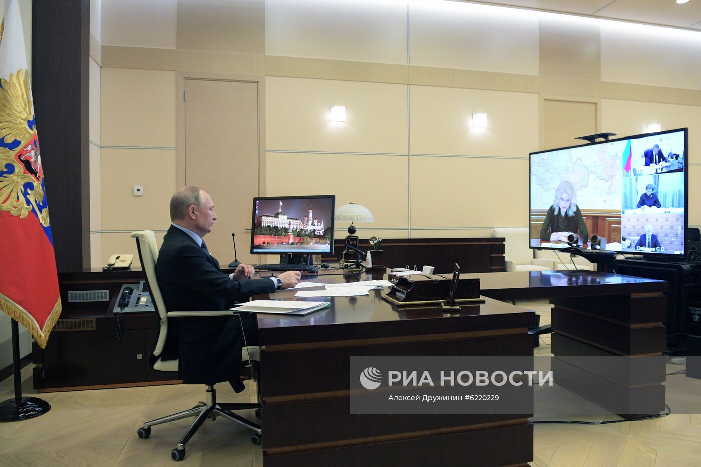 Президент РФ В. Путин провел совещание по развитию ситуации с коронавирусом