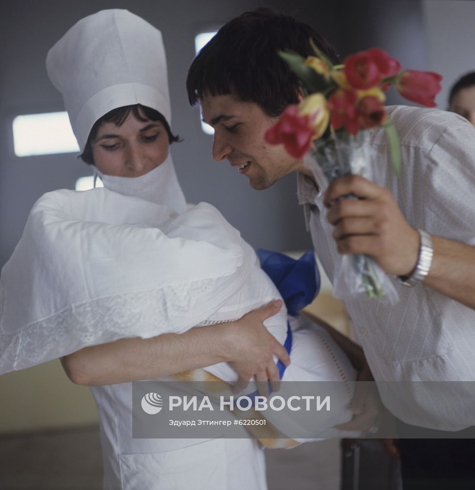 Молодой отец в роддоме
