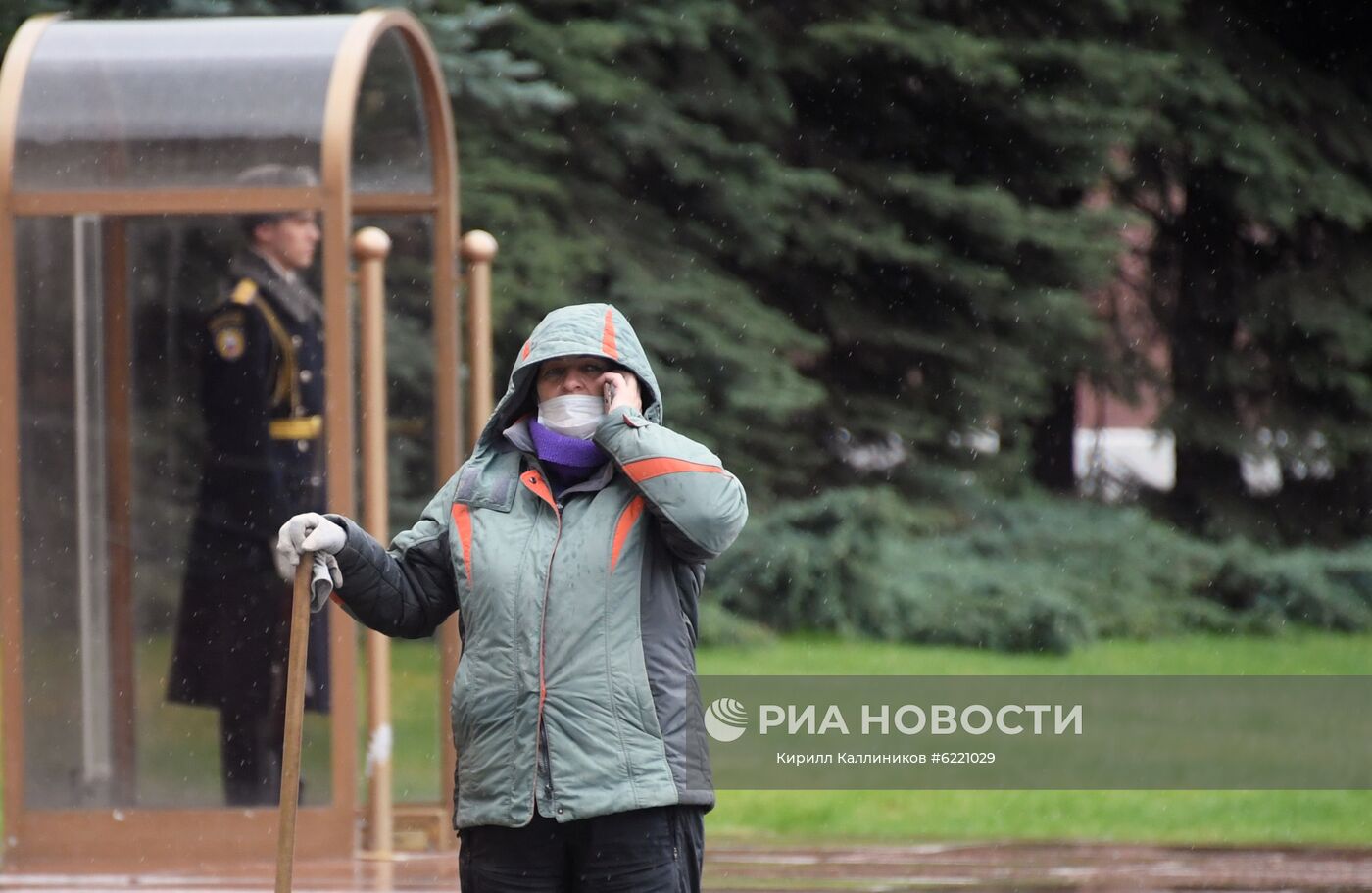 Сотрудница коммунальных служб в защитной маске во время уборки территории вокруг Могилы Неизвестного Солдата у Кремлёвской стены в Москве. Автор: Кирилл Каллиников/РИА Новости. Москва во время режима самоизоляции жителей