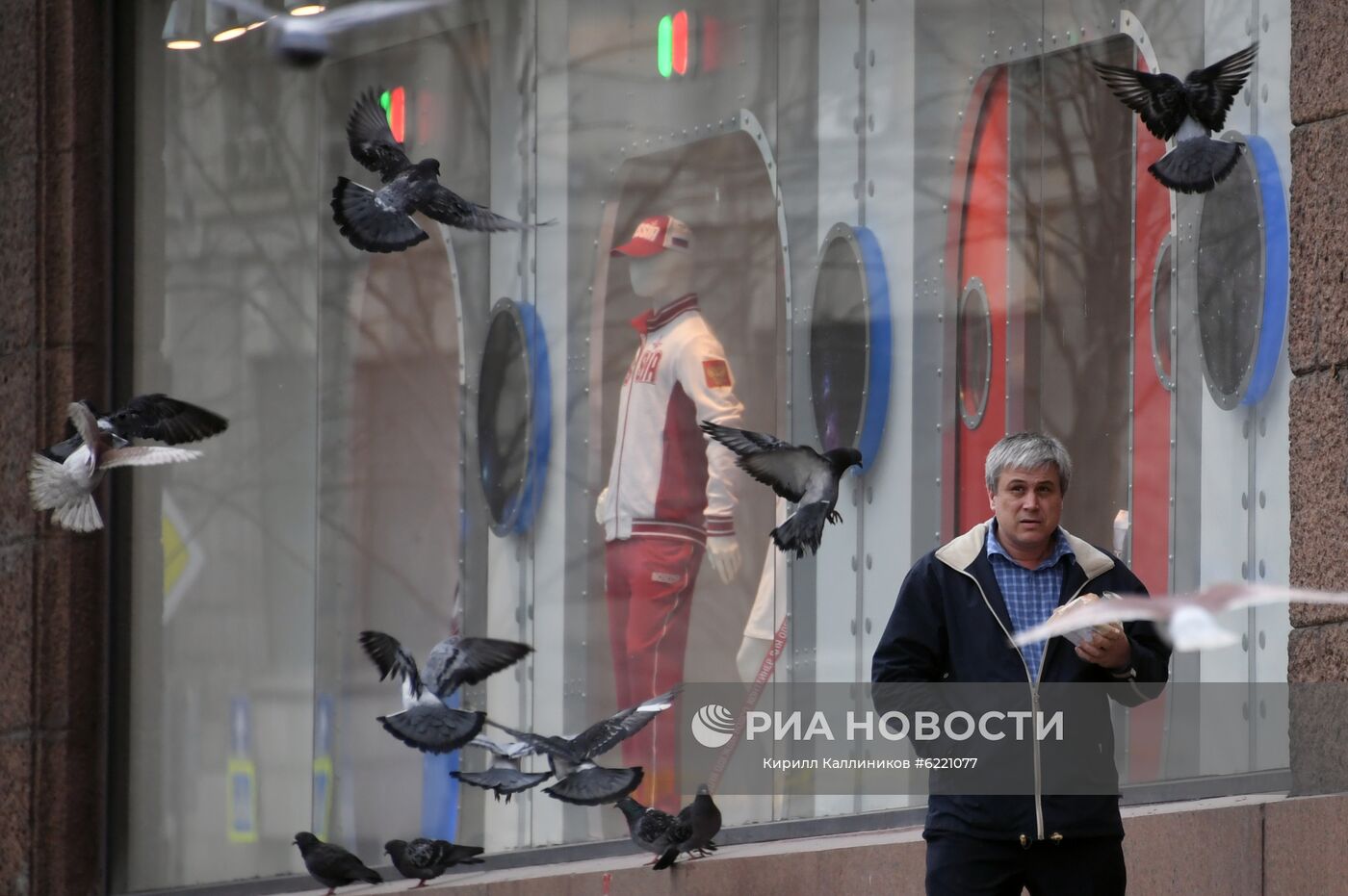 Мужчина на Тверской улице во время режима самоизоляции жителей в Москве. Автор: Кирилл Каллиников/РИА Новости. Москва во время режима самоизоляции жителей