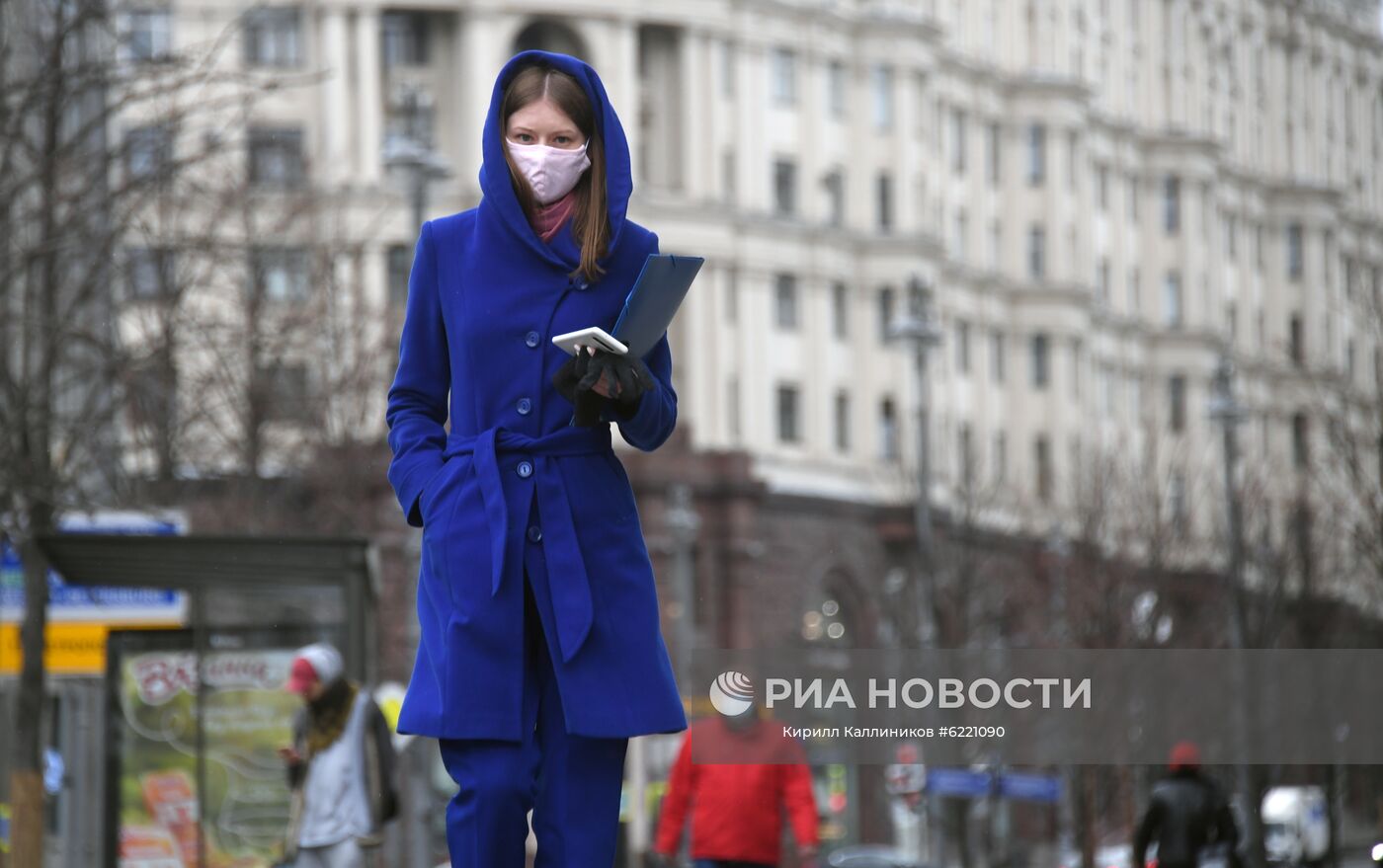Девушка в защитной маске на Тверской улице во время режима самоизоляции жителей в Москве. Автор: Кирилл Каллиников/РИА Новости. Москва во время режима самоизоляции жителей