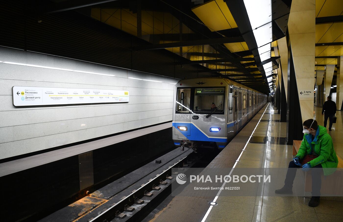 Поезд прибывает на станцию "Шелепиха" Солнцевской линии Московского метро. Место: Россия, Москва. Автор: Евгений Биятов/РИА Новости. Москва во время режима самоизоляции жителей