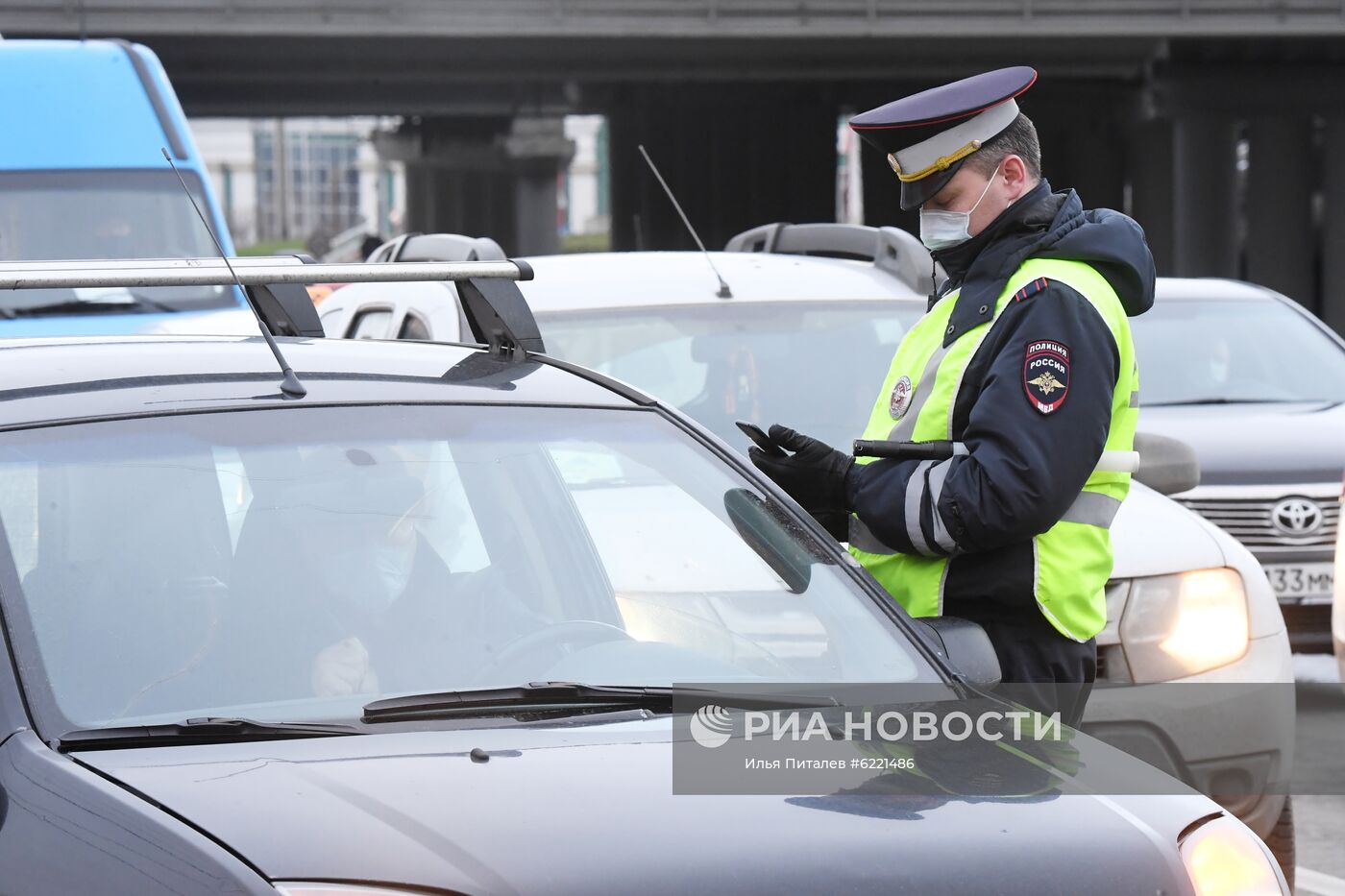 Проверка наличия цифровых пропусков на въезде в Москву