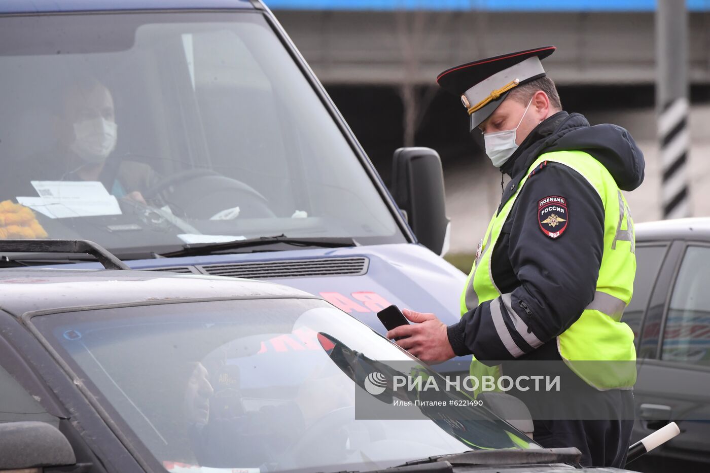 Проверка наличия цифровых пропусков на въезде в Москву