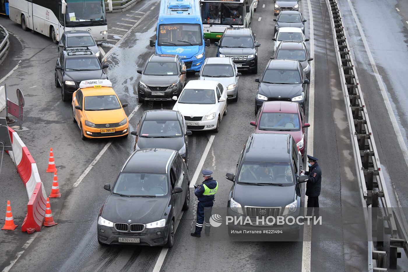 Есть ли пробки. Пробки в Москве сейчас. Затор в Москве. Пробки на въезде в Москву. Машины в пробке очередь.