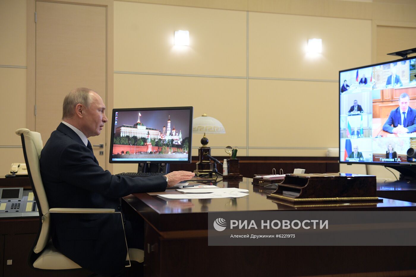Президент РФ В. Путин провел совещание с членами правительства РФ