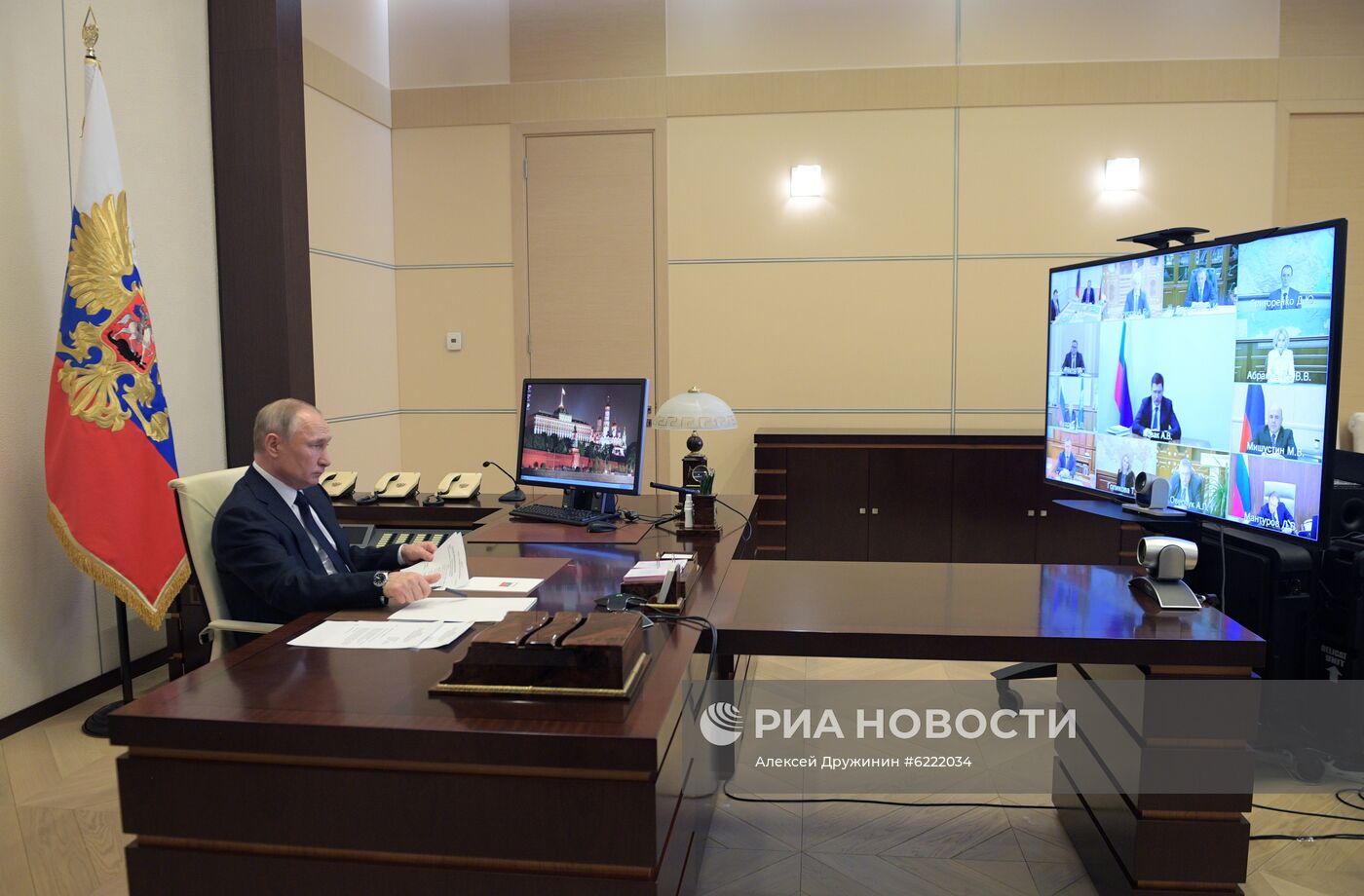 Президент РФ В. Путин провел совещание с членами правительства РФ