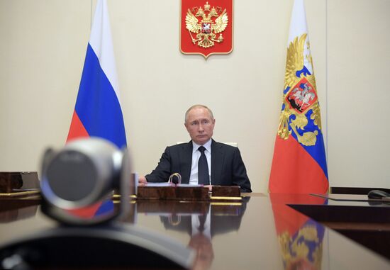 Президент РФ В. Путин провел совещание с членами правительства РФ