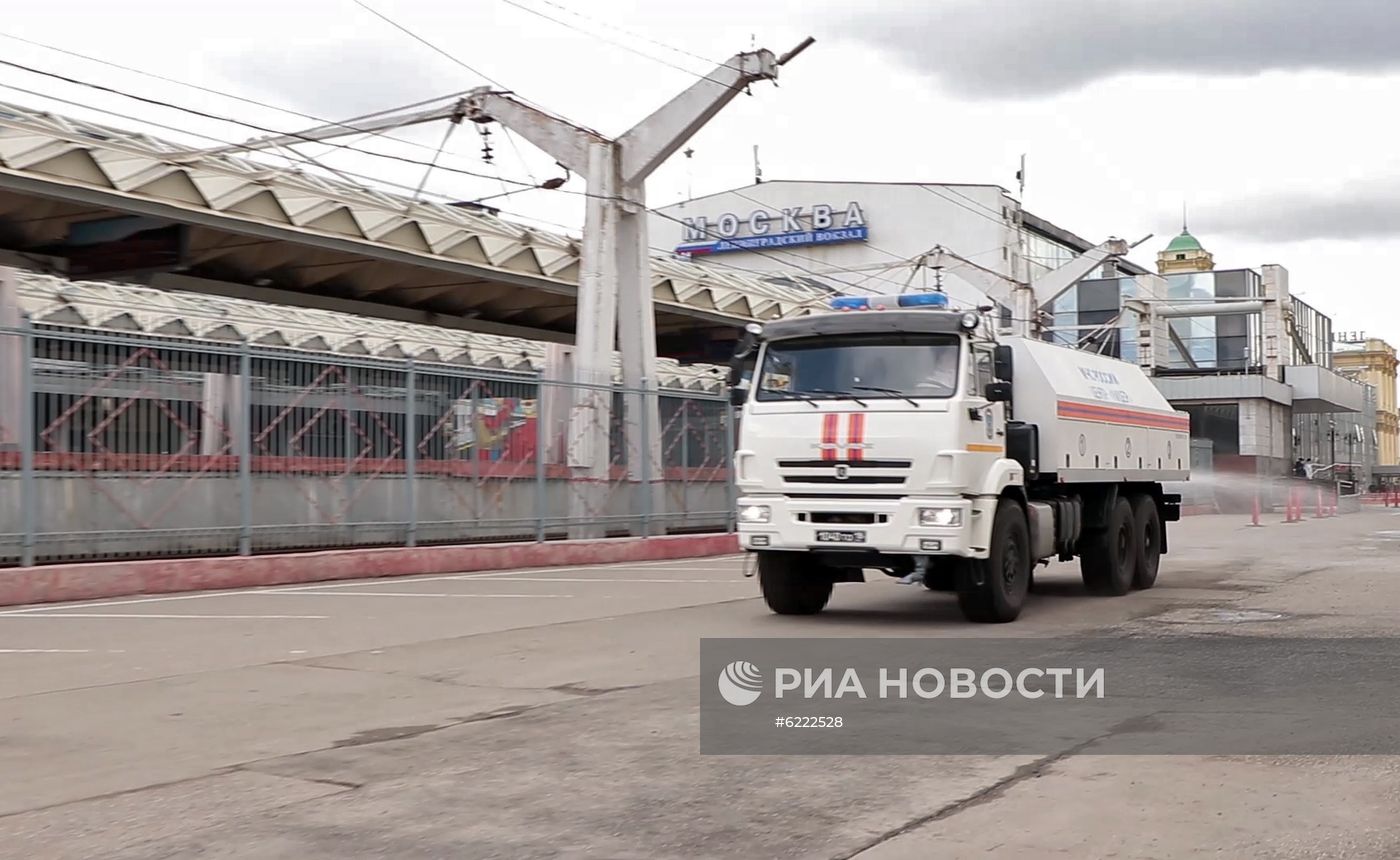 Сотрудники МЧС России провели дезинфекцию Ленинградского вокзала в Москве