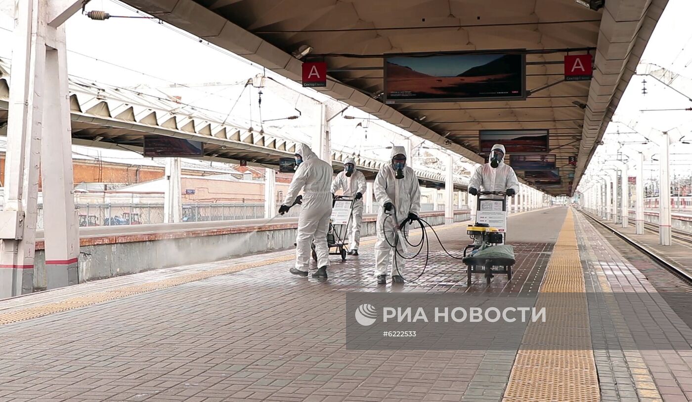 Сотрудники МЧС России провели дезинфекцию Ленинградского вокзала в Москве