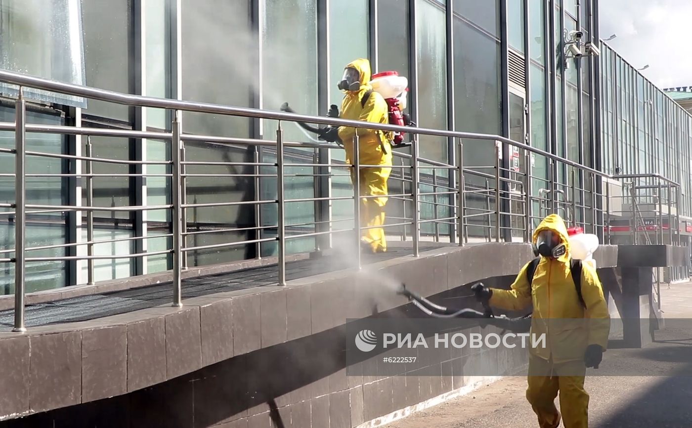 Сотрудники МЧС России провели дезинфекцию Ленинградского вокзала в Москве