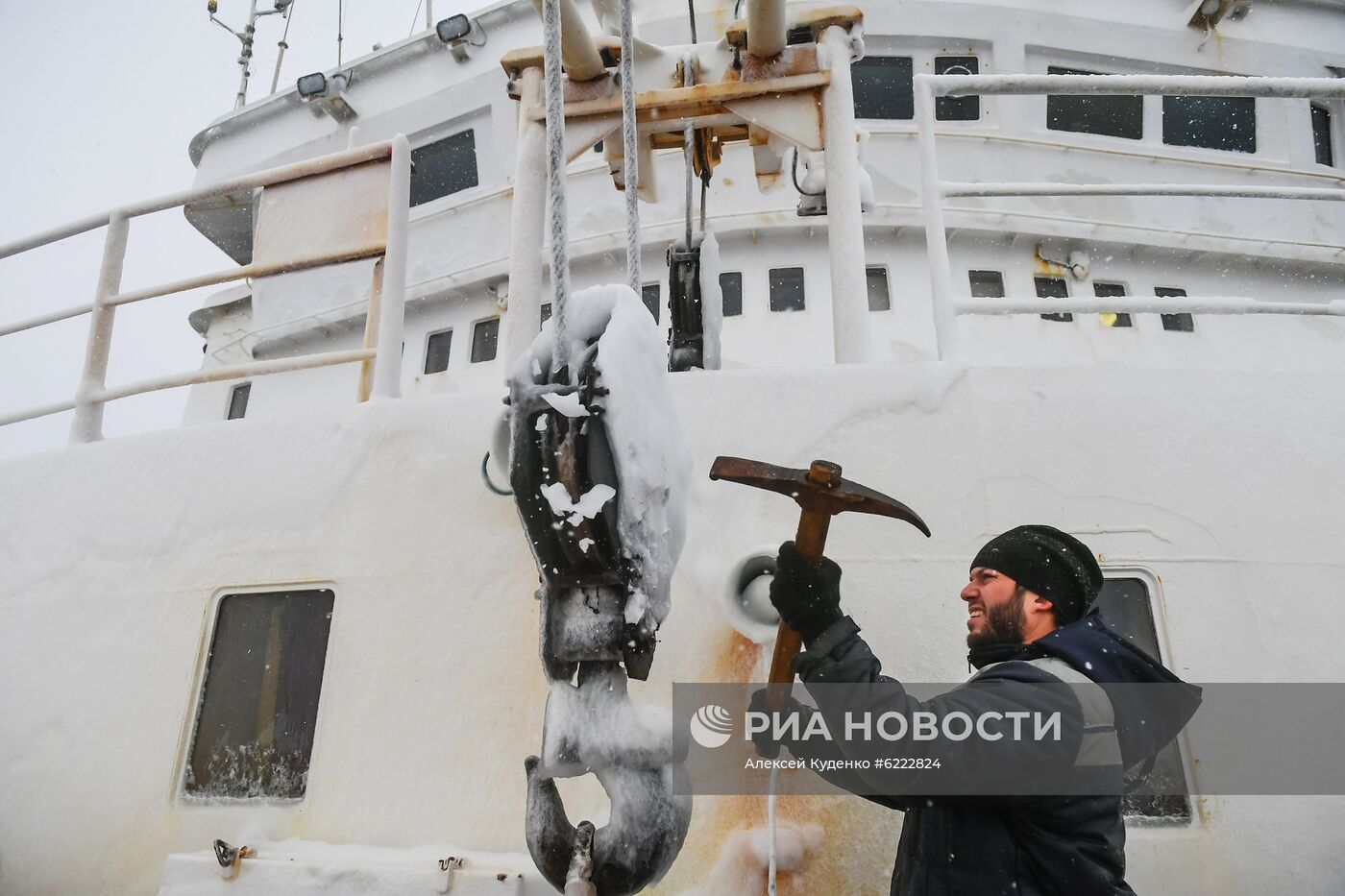 Продолжается кругосветная экспедиция на судне "Адмирал Владимирский"