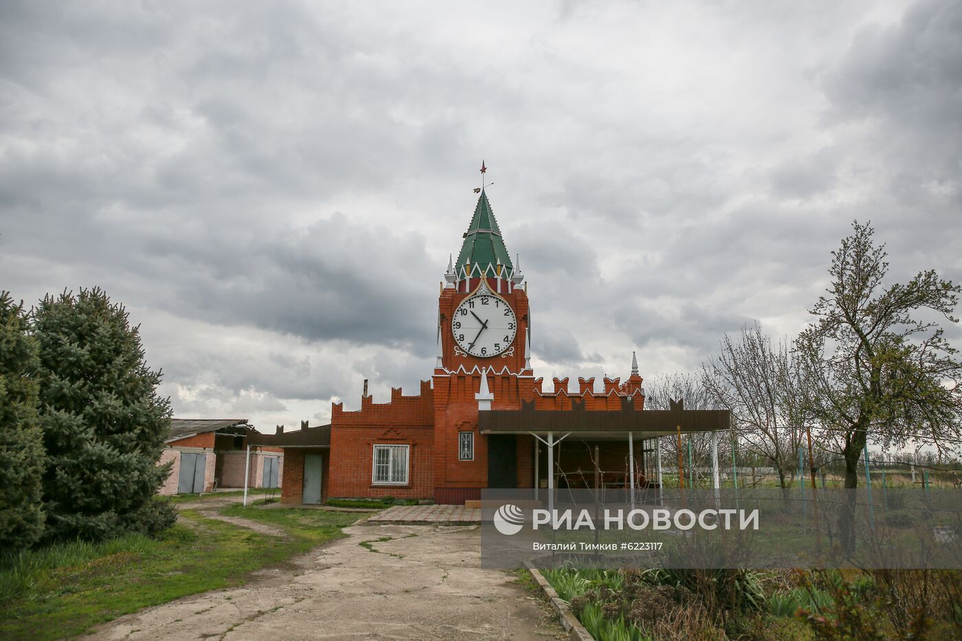 Дом в виде башни Московского Кремля в Краснодарском крае | РИА Новости  Медиабанк