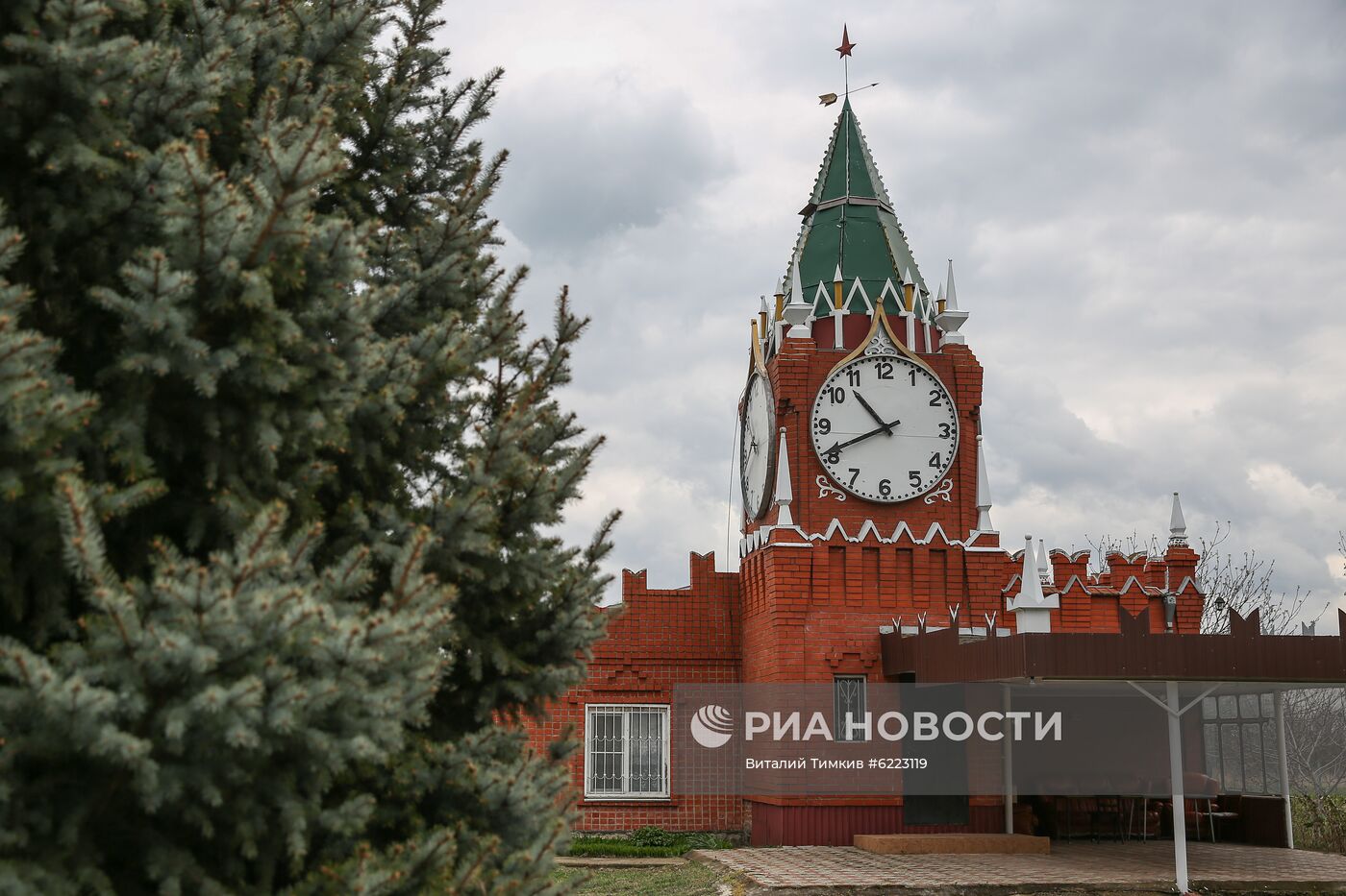 Дом в виде башни Московского Кремля в Краснодарском крае