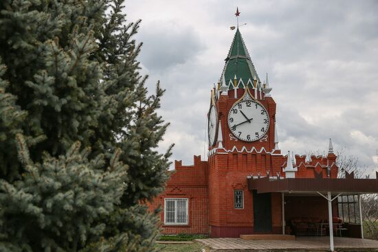 Дом в виде башни Московского Кремля в Краснодарском крае