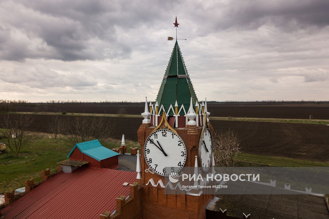 Дом в виде башни Московского Кремля в Краснодарском крае | РИА Новости  Медиабанк