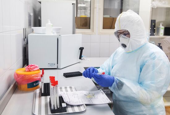 Лаборатория "Инвитро" начала тестирование на коронавирусную инфекцию 