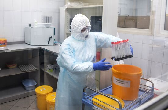Лаборатория "Инвитро" начала тестирование на коронавирусную инфекцию 