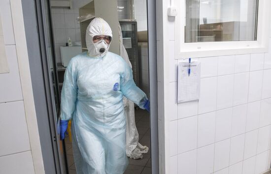 Лаборатория "Инвитро" начала тестирование на коронавирусную инфекцию 